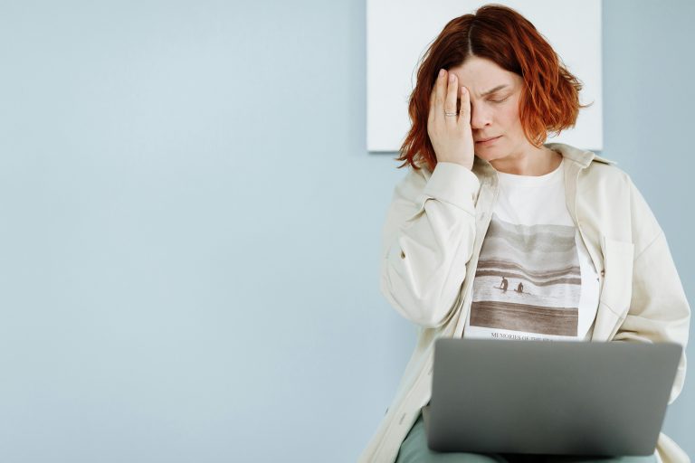 Intégrer la sophrologie dans les programmes de bien-être au travail : un atout pour la performance des équipes